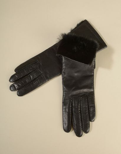 HERMÈS. 
Pair of mid-length gloves in black...