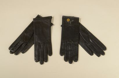 HERMÈS. 
Two pairs of gloves in black leather...