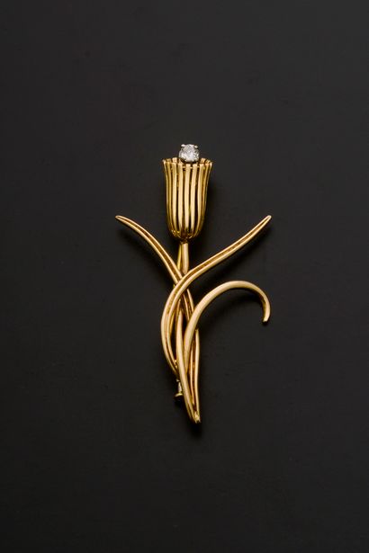 null Brooch in yellow gold 18k, platinum 800 thousandths figuring a tulip punctuated...