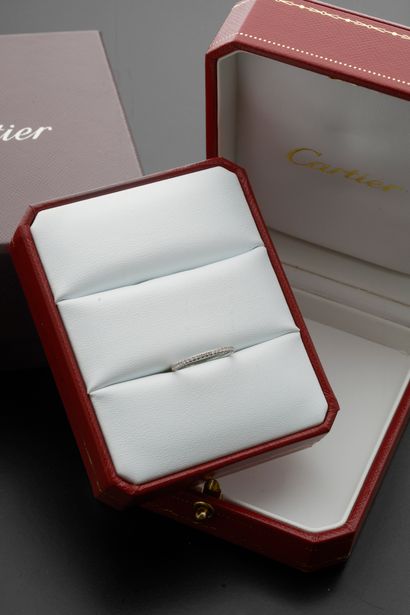 null CARTIER.
Alliance en or gris 18k sertie de diamants taille brillant moderne.
Signée...