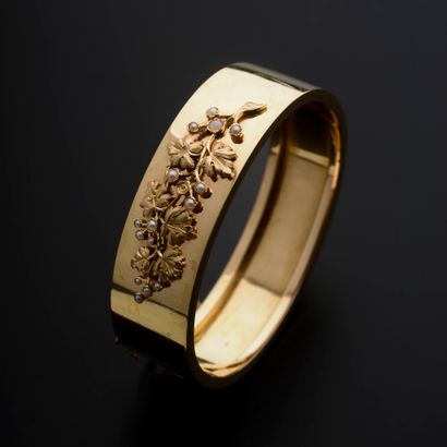 18k pink gold bangle bracelet, with a leafy...