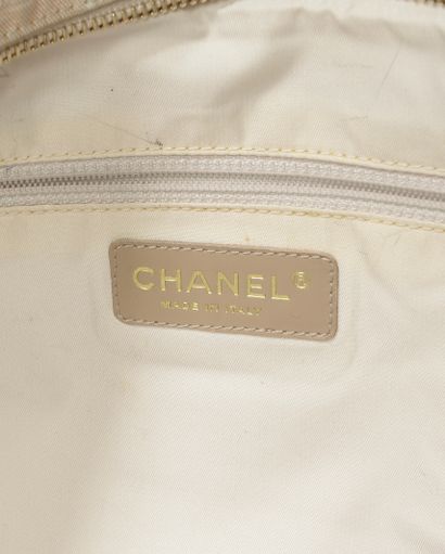 null CHANEL. 
Canvas tote bag signed with the double C pale pink and white and beige...