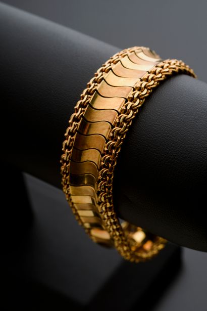 null Bracelet large en or jaune 18k à maille articulée figurant une vague, les côtés...