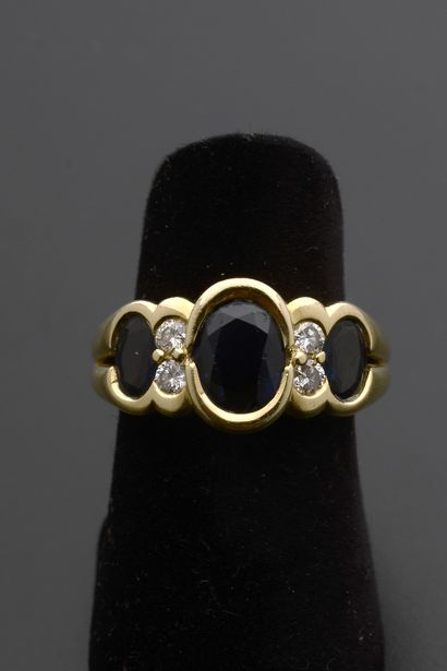 18k yellow gold ring presenting three oval...