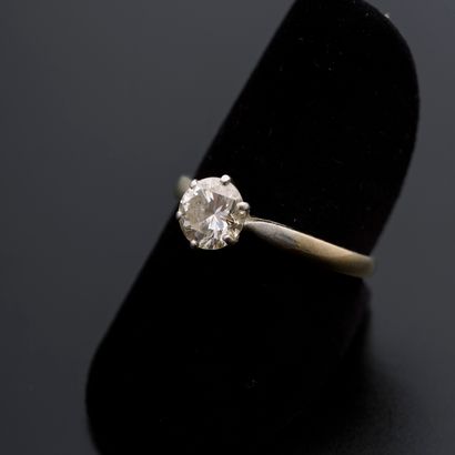 null Bague en or gris 18k sertie à griffes d'un diamant solitaire d'environ 0,80...