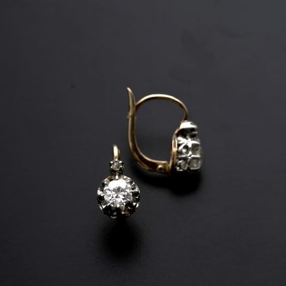 null Pair of 18k rose and white gold sleepers with two old brilliant-cut diamonds...