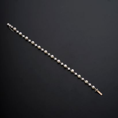 null 18k white and yellow gold bracelet with alternating old brilliant-cut diamonds...