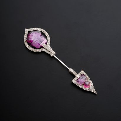 null Pin to jabot in platinum 850 thousandths, presenting two rubies cut in leaf...