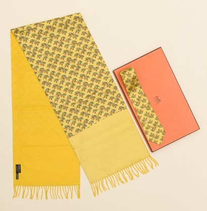 HERMÈS.
Double-sided scarf in fringed yellow...