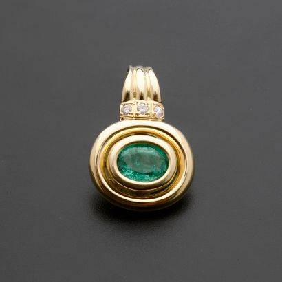 18k yellow gold pendant with an oval emerald...