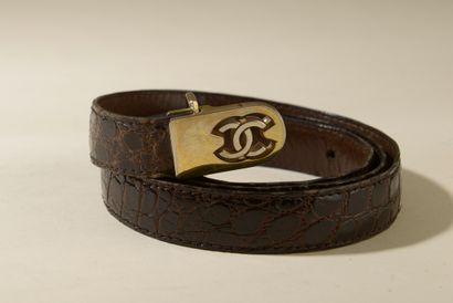 null CHANEL. 
Ceinture chaine à fins maillons en métal doré entrelacés de lanières...