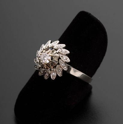 null Bague Fleur en or gris 18k sertie de diamants taille brillant moderne et huit-huit,...