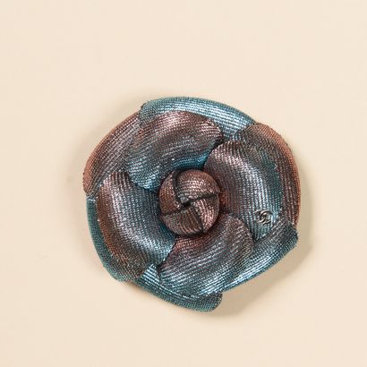 null CHANEL.

Broche Camélia en tissu irisé rigide rose et bleu. 

Diam. : 8 cm