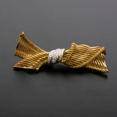 18k yellow gold fabric-style bow brooch,...