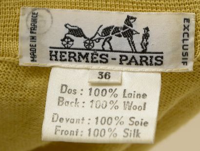 null HERMÈS. 
Pull en laine jaune et soie imprimée à décor de tauromachie, le col...