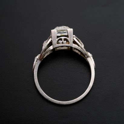 null Bague en platine 850 millièmes sertie de diamants de taille rose (manque deux...