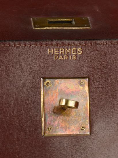 null HERMÈS. 
Kelly" 35 cm saddle bag in burgundy box calfskin, the interior in burgundy...