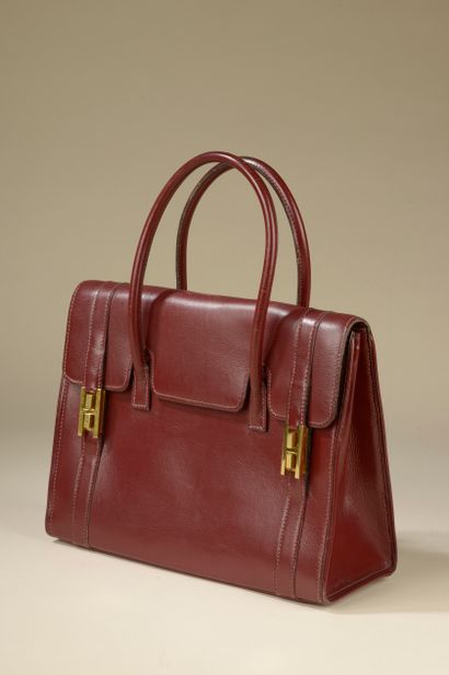 null HERMÈS.
Saddle bag "Drag" in burgundy box calfskin, two handles to carry hand,...