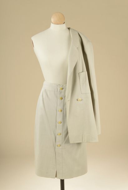 null CHANEL.
Suit composed of a jacket, a skirt and pants in fine wool and cream...