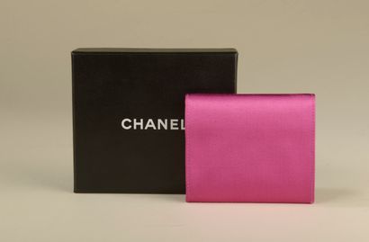 null CHANEL.
Leather and fuchsia satin wallet with double C stitching on the flap,...