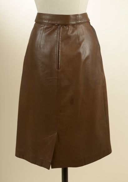 null HERMÈS. 
Tobacco lambskin skirt with brown leather applications, straight, midi...
