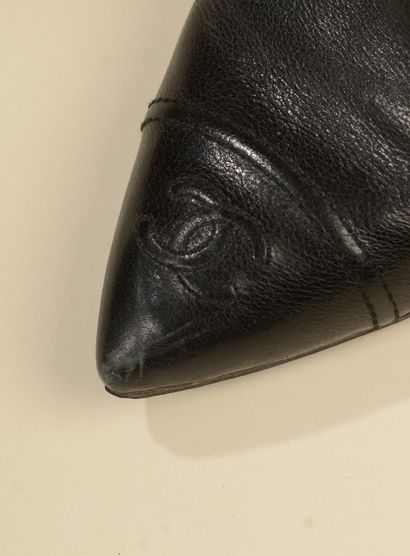 null CHANEL. 
Paire de bottines en cuir grainé noir, le bout surpiqué du double C...