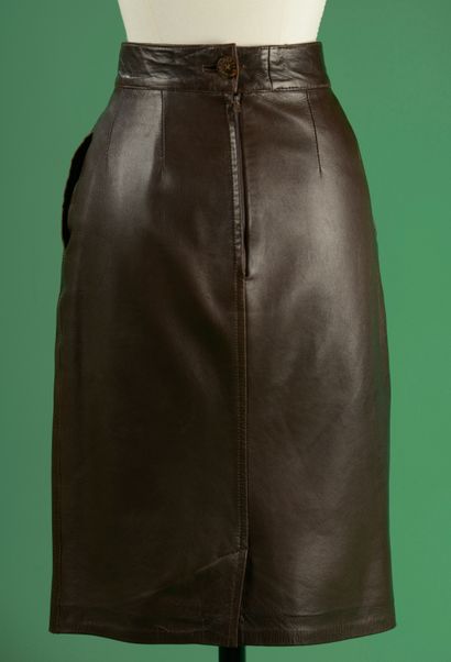 null HERMÈS. 
Brown lambskin skirt, straight, midi length, two side pockets and one...