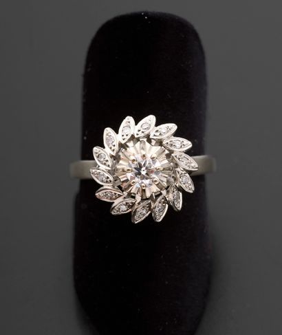 null Bague Fleur en or gris 18k sertie de diamants taille brillant moderne et huit-huit,...