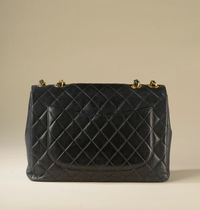 null CHANEL. 
Jumbo" bag in smooth quilted black lambskin, gold metal chain handle...