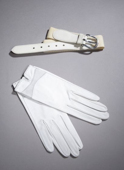 null HERMÈS.
Set including:
- a belt in canvas and cream leather, silver metal buckle,...