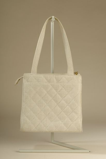 null CHANEL. 
Beige quilted canvas bag, two handles to carry shoulder, gold metal...