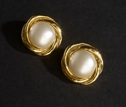 CHANEL.
Pair of ear clips in twisted gold...