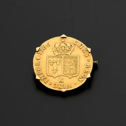 null Broche en or jaune 18k sertie d'un Double Louis d'or au profil de Louis XVI...