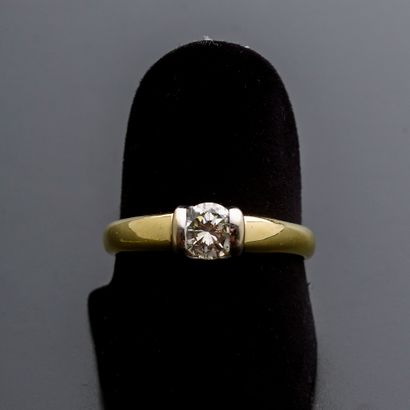 null Solitaire ring in 18k yellow gold set with a modern brilliant-cut diamond of...