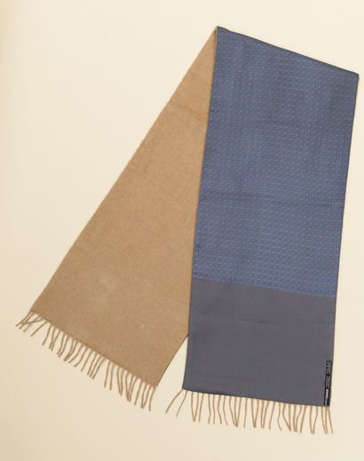 null HERMÈS.
Double-sided scarf in fringed camel wool and cashmere and printed silk...