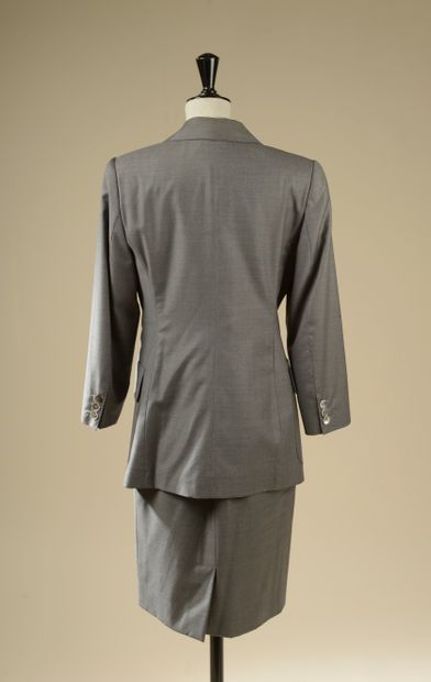 null HERMÈS. 
Tailleur jupe en laine gris chiné. La veste cintrée à col cranté, deux...