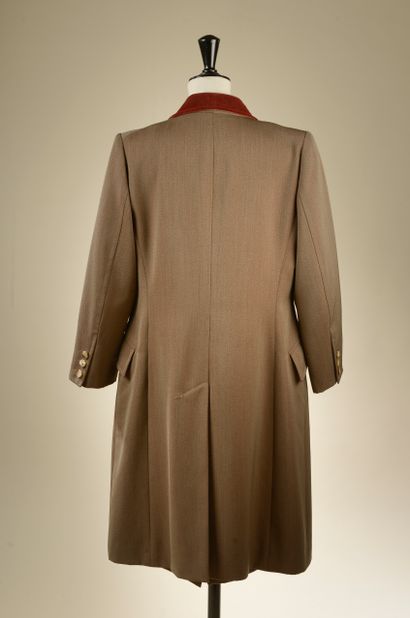 null HERMÈS. 
Tailleur manteau et jupe en laine brun chiné. Le manteau, long et droit,...