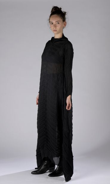 ISSEY MIYAKE.
Evening dress in black polyester...