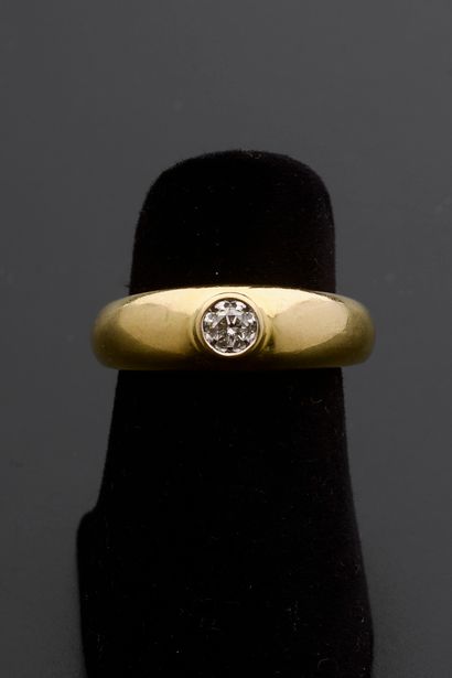 null Bague en or jaune 18k sertie clos d'un diamant taille brillant moderne d'environ...