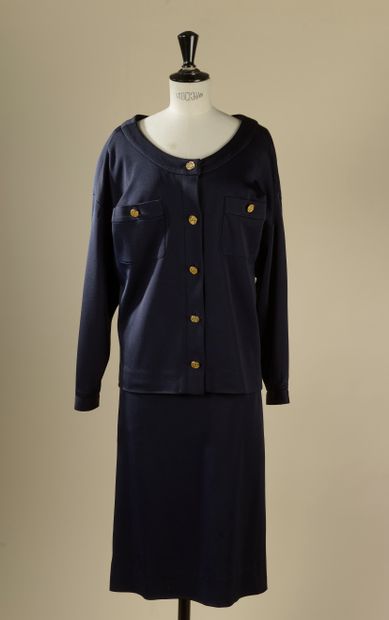 null CHANEL.
Suit composed of a jacket and a skirt in navy blue mixed silk, golden...