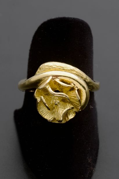 Ring in 18k yellow gold, the bezel carved...