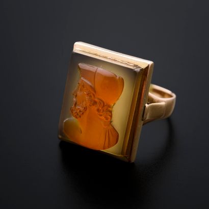 null Ring in 18k pink gold presenting a cameo on agate with the profile of a man...