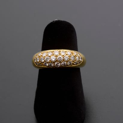 null Bague bandeau en or jaune 18k sertie de vingt-huit diamants de taille brillant...