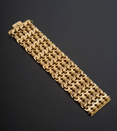 null Bracelet manchette en or jaune 18k à large maille composé de motifs ovales lisses...