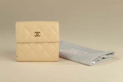 CHANEL.
Cream caviar leather wallet quilted...