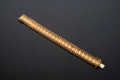 null Bracelet large en or jaune 18k à maille articulée figurant une vague, les côtés...
