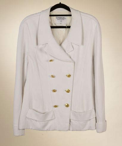 null CHANEL.
White cotton jacket, fitted, notched collar, two patch pockets, lapels...