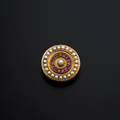 null Round brooch in 18k yellow gold adorned with fine half pearls and cabochon rubies,...