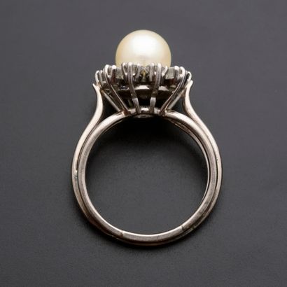 null 18k white gold Marguerite ring set with a cultured pearl surrounded by ten modern...