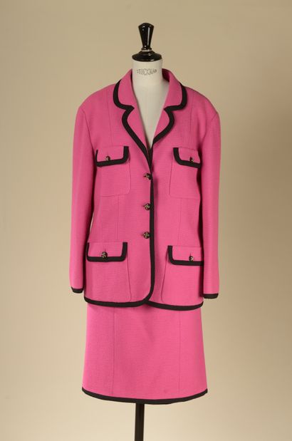 null CHANEL.
Tailleur composé d'une veste et d'une jupe en tweed rose fuchsia soulignées...